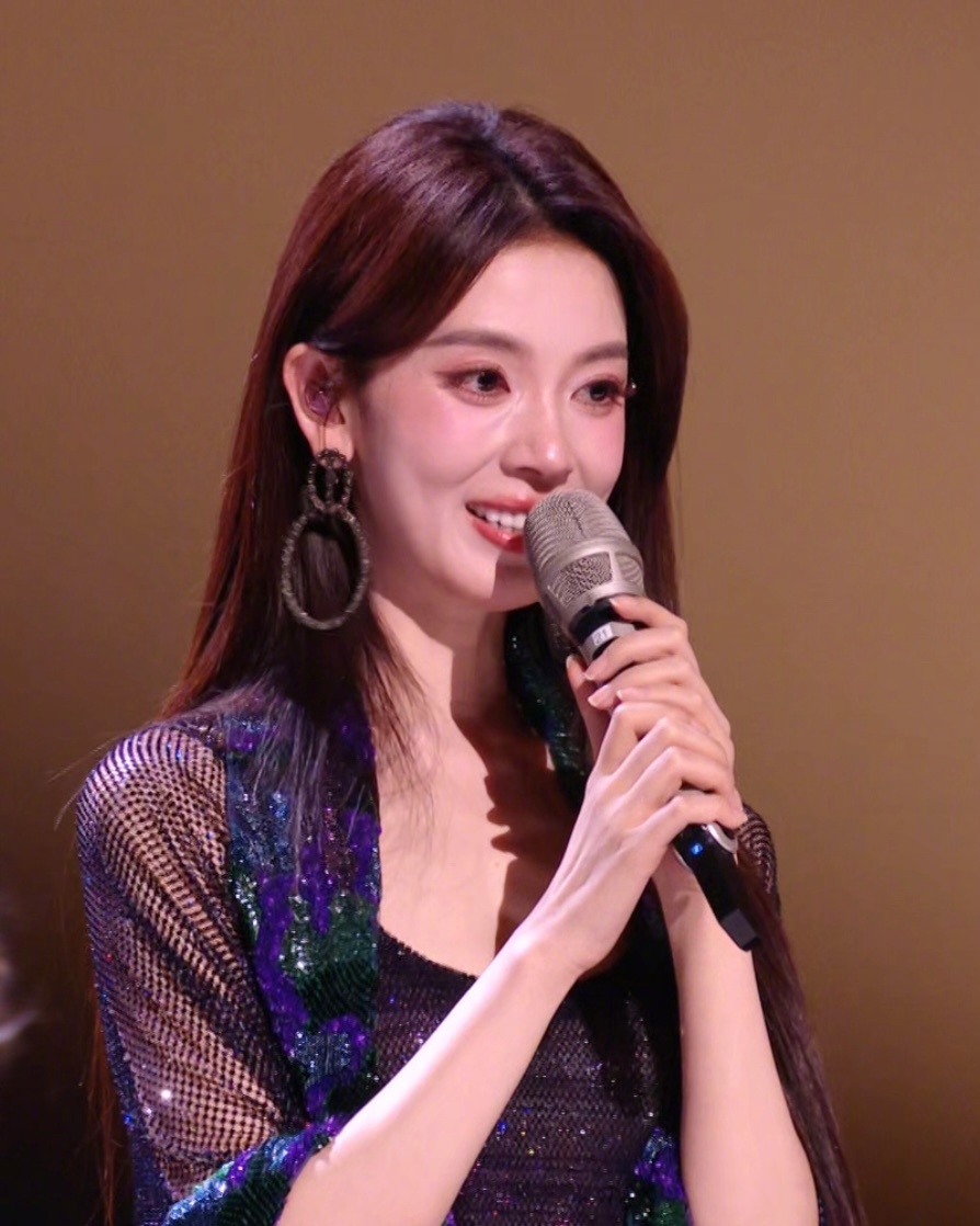 乘风姐姐蓝调优雅力量 成团夜全员同台的瞬间，完美诠释了女性之间最美好的成全。数次