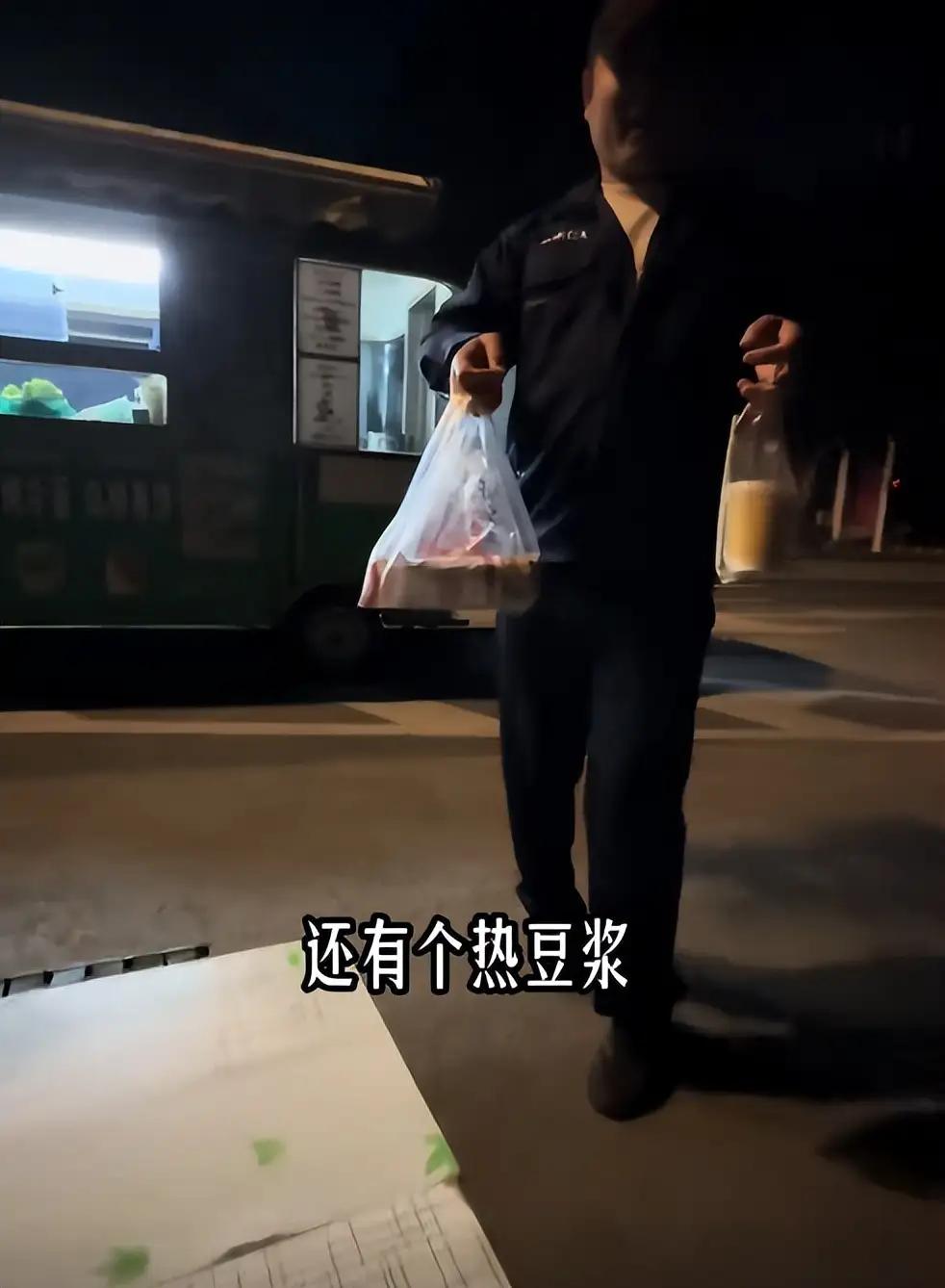 “太感人了！”山东青岛，一残疾大叔凌晨四点带着儿子在工地旁摆摊，并推出免费“爱心