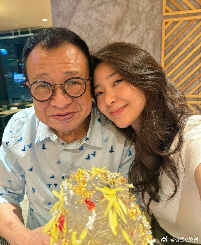 女儿发文怀念许绍雄 近日，许惠菁通过社交账号连发两条内容怀念父亲许绍雄。5日，她