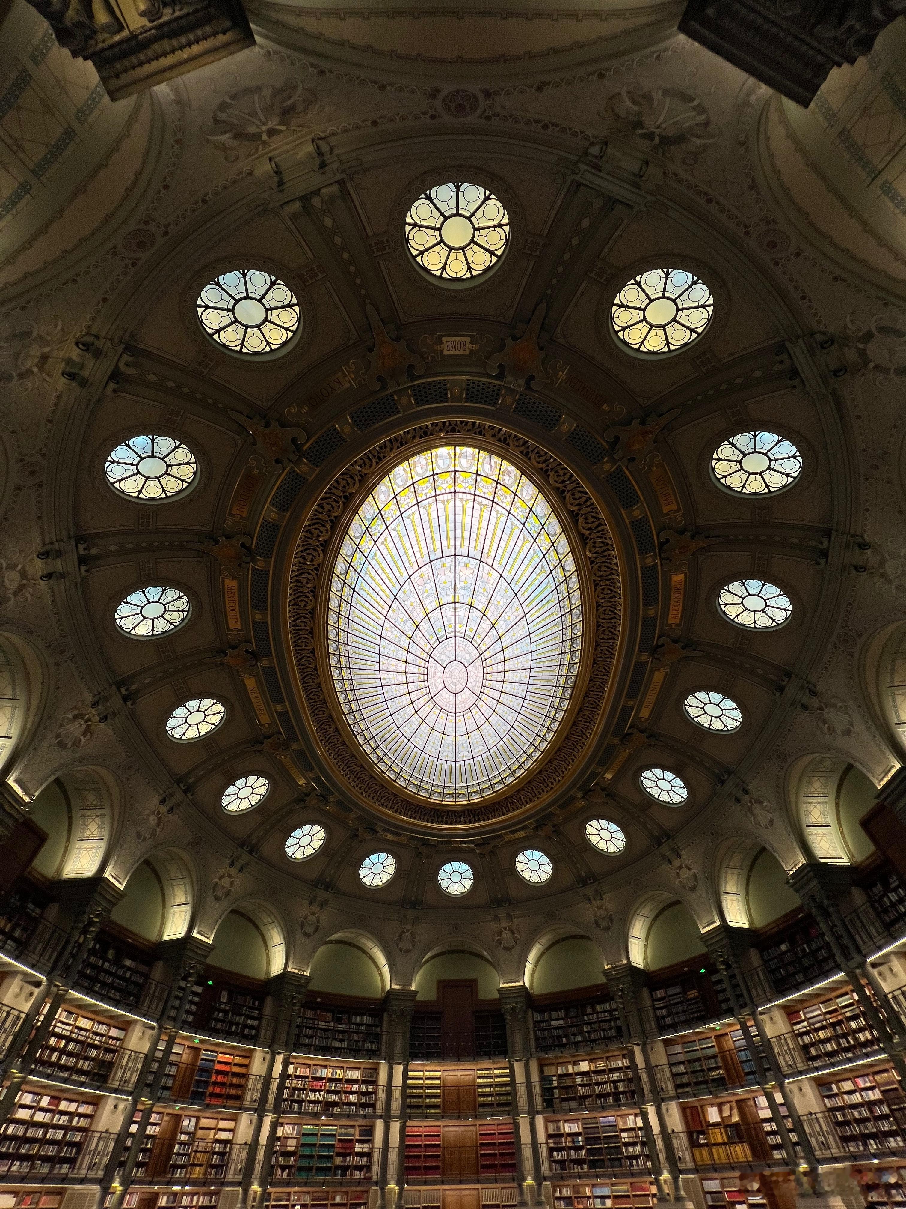 和上周自由行不同的是，今天有华为工作人员带领参观，不光是这图书馆，镇内的一切建筑