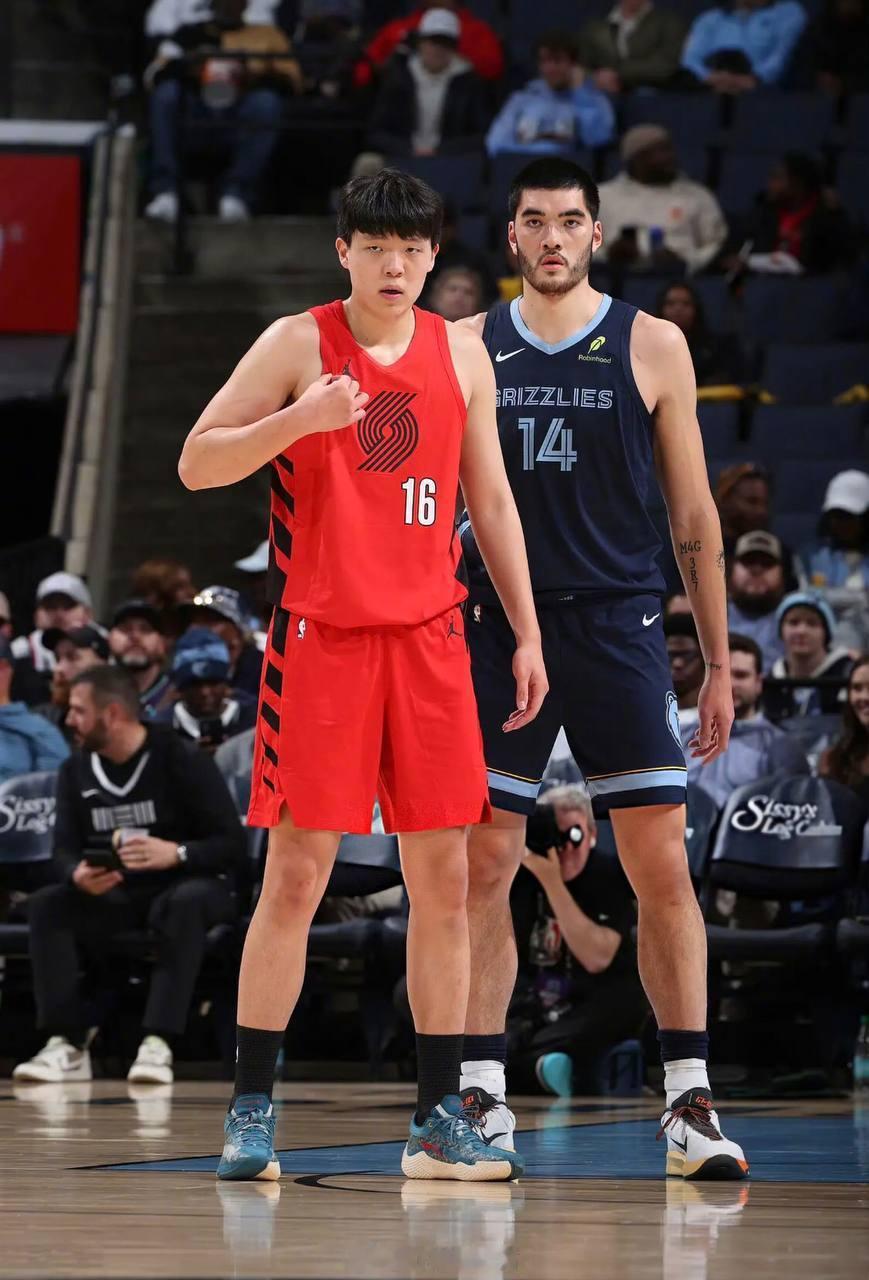 在开拓者对阵灰熊的NBA常规赛中，中国小将杨瀚森迎来了自己的生涯首次先发登场，尽