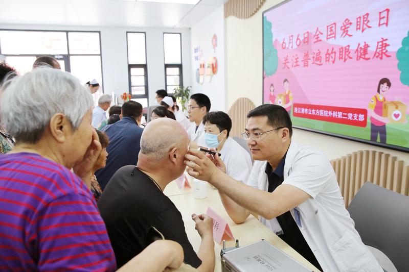 青光眼可不是老年人的专利！近些年，越来越多年轻人也患上了青光眼。
很多人觉得眼压