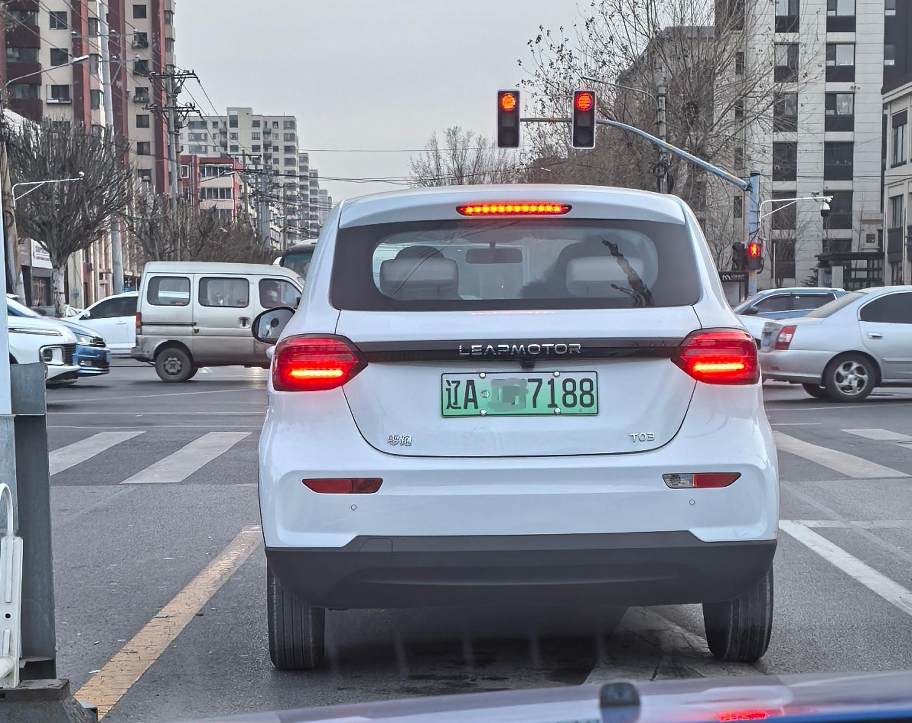前边这车看着好像老年代步车啊…[允悲] 