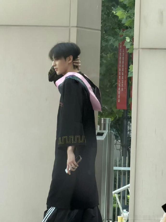 刘骏刚拍完毕业照就去看球了很难不对今晚的vlog狠狠好奇啊，毕竟是热血青春的少年