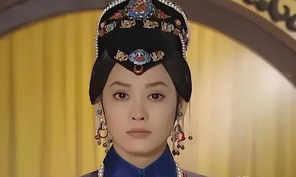 1645年夜宴后，多尔衮见四下无人，一把将孝庄搂进怀里，嘟囔着“你是我的女人！”