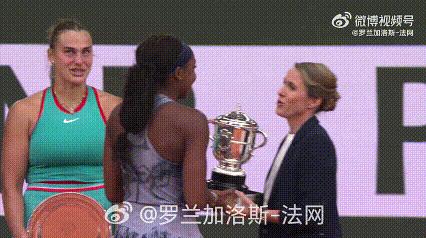 法网颁奖礼上的高芙，突然停下了动作。在全场观众的注视下，她没有立刻举起那座象征最