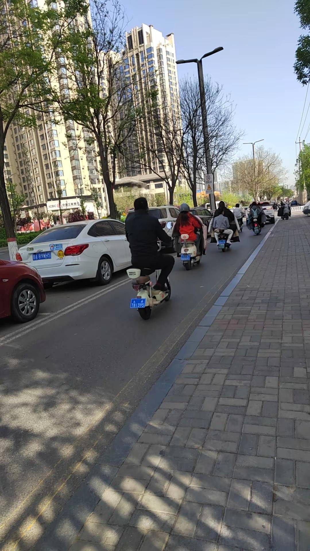 女人什么时候最有魅力？不是穿上高跟鞋的那一刻，不是涂上口红的瞬间，也不是站在聚光