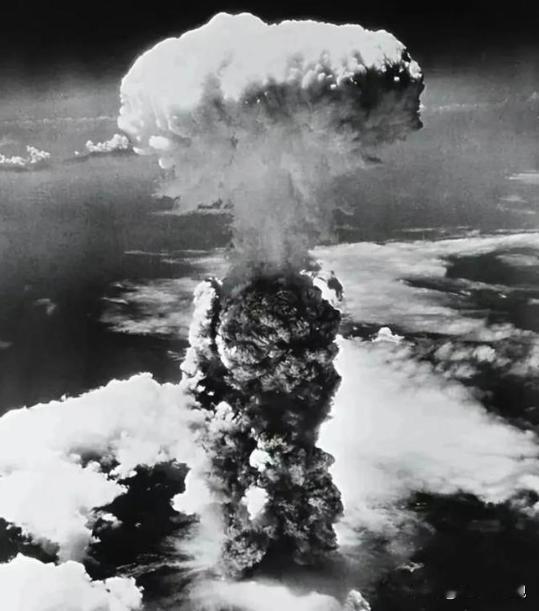 1945年，两颗原子弹落下后，日本不愿投降，并坚信美国人没有第三颗原子弹，可后来