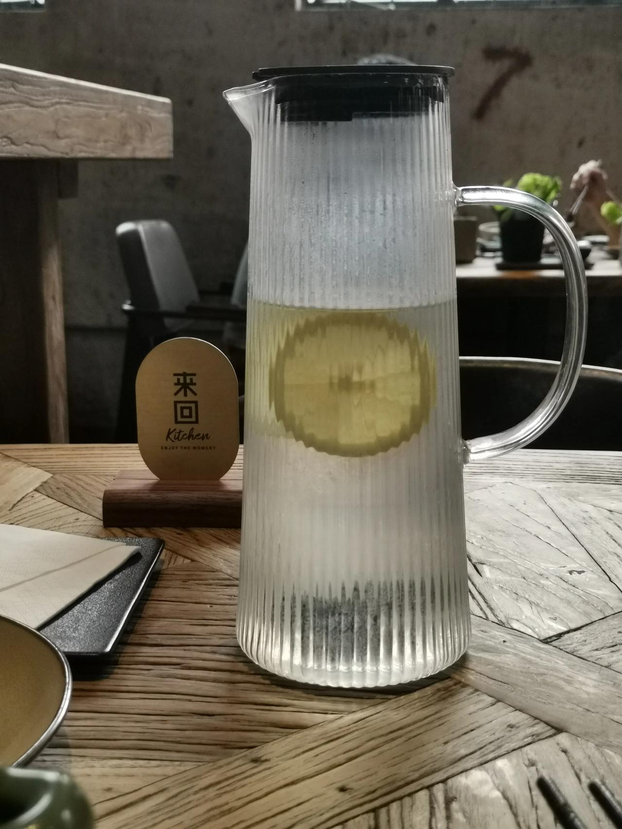 我跟儿子说：做一个不学无术的人。
世人皆知，学历、分数、技术越高越好。却鲜有人知