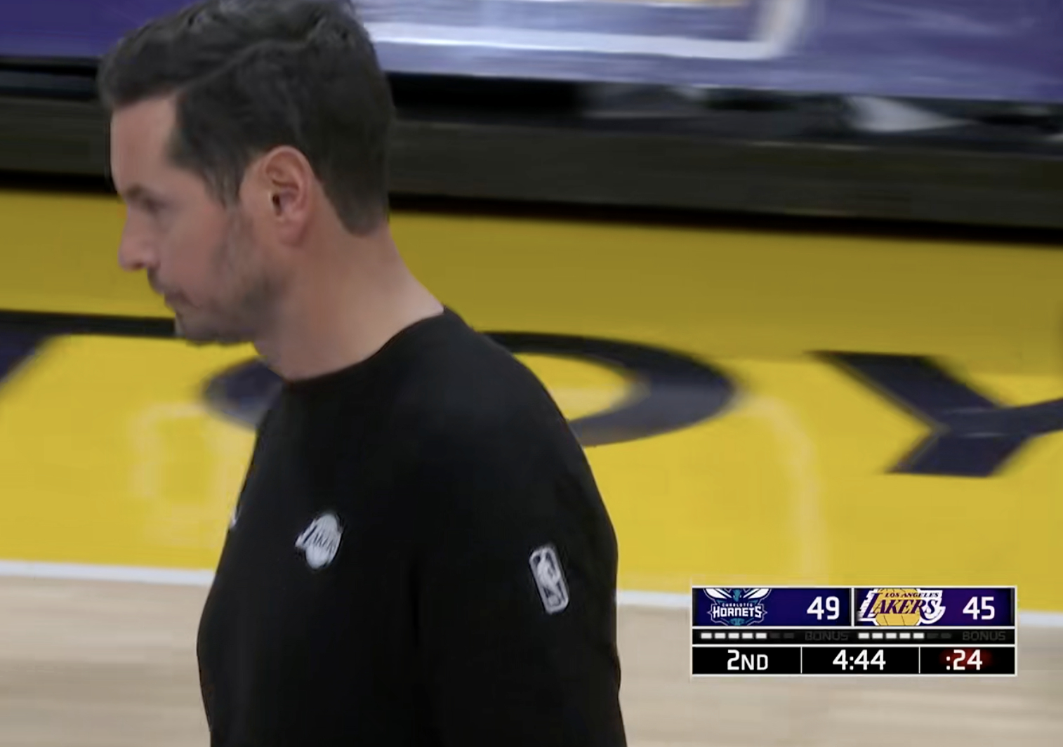 湖人暂停！落后4分了！ 比分45-49彻底陷入得分荒黄蜂vs湖人