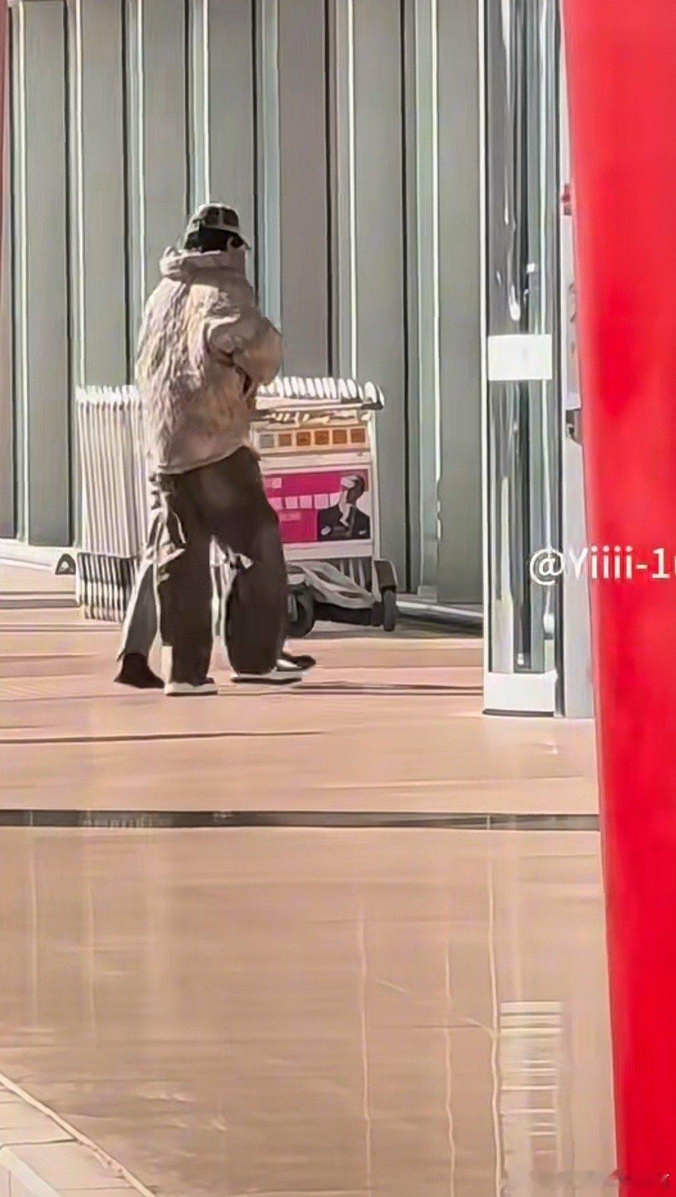 明星参加星光大赏出发路透明星出发参加星光大赏路透 终于大家都出发了 