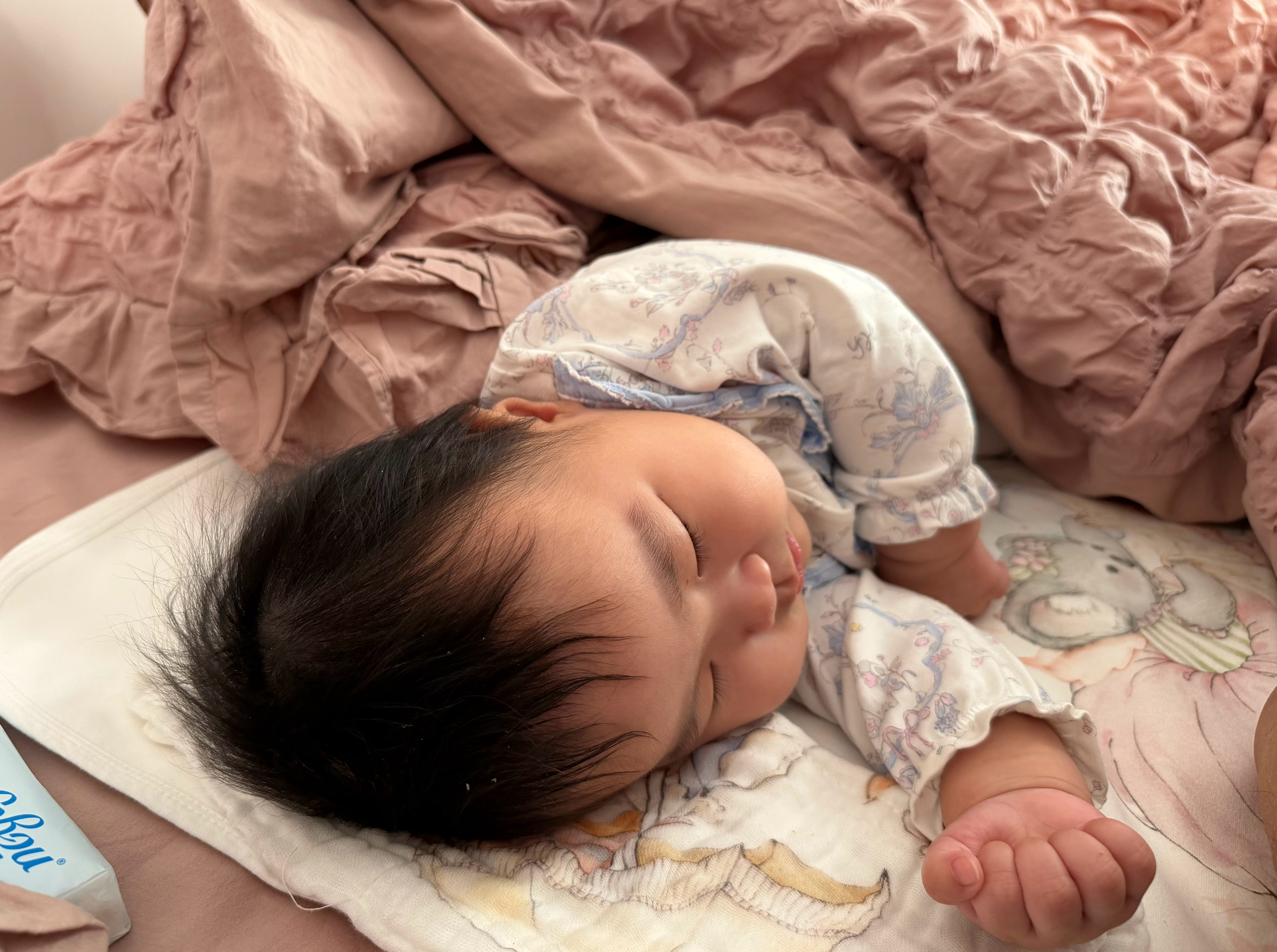 早上六点被小牙吵醒了。玩到8点又抱着小牙睡了个回笼觉。这会儿满血复活，舒坦了～