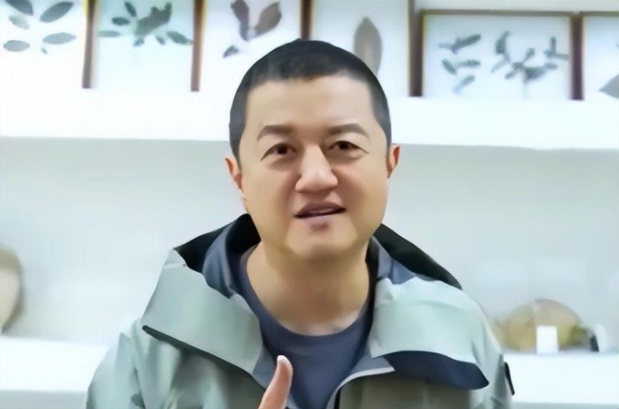 “已经无路可走，要我下跪都可以”，李亚鹏现在过的真的太艰难了，债务压得他喘不过来