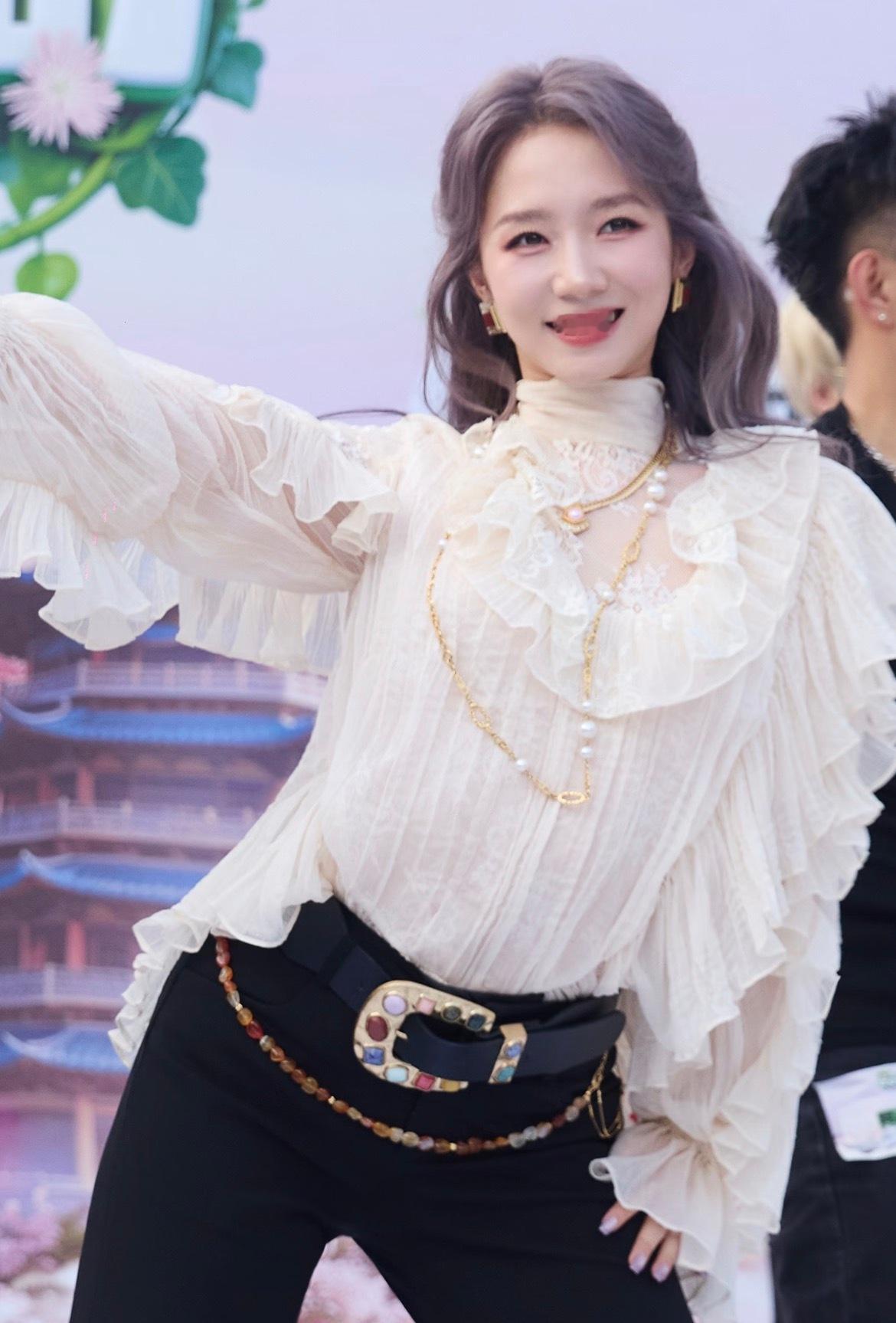 由吴宣仪解约说到了孟美岐，说当初孟美岐能顺利离开乐华，是因为被冷藏两年拒接公司的