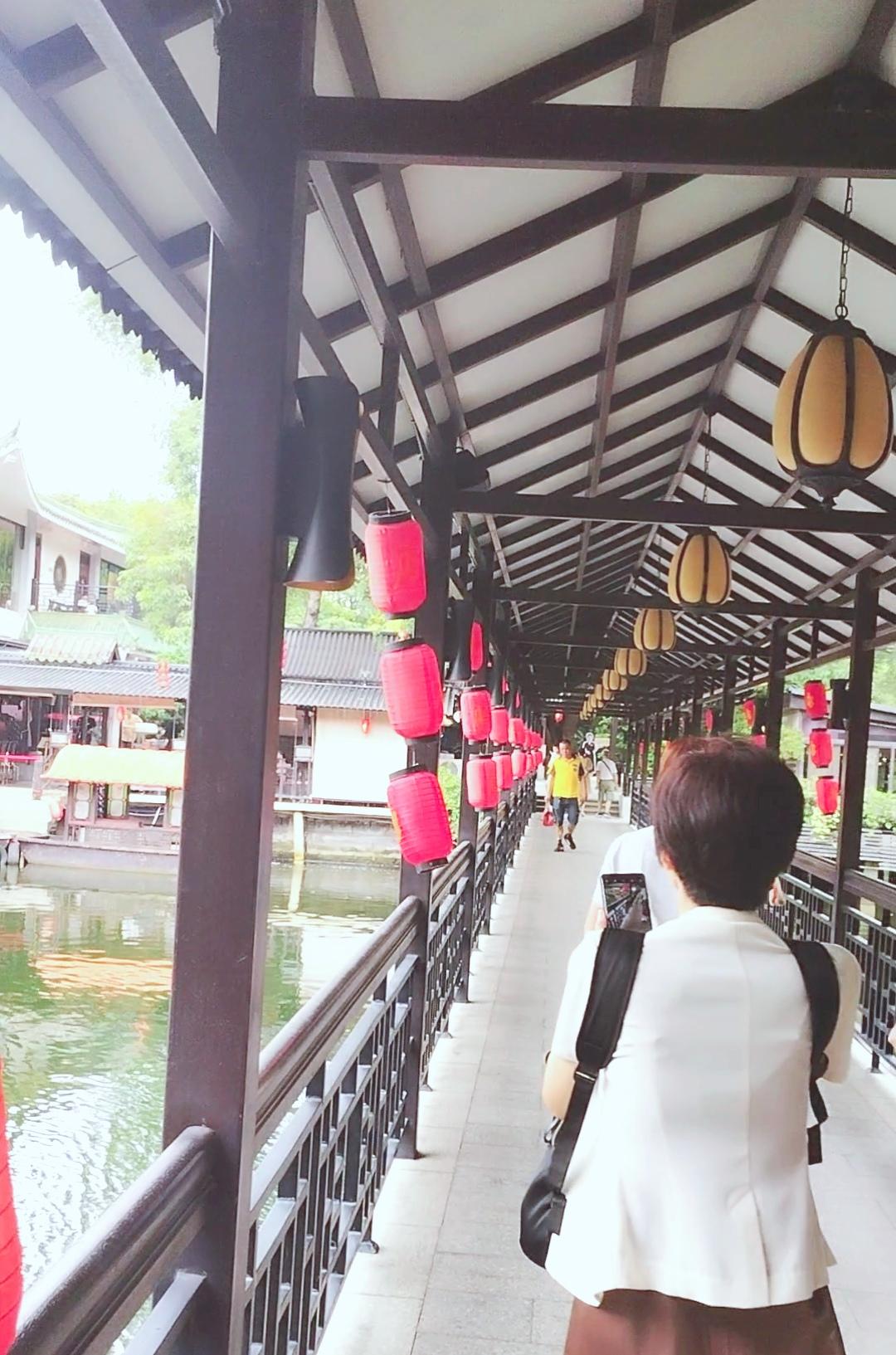 人到中年是否选择可以转行？
人到中年是否转行，真是个让人纠结的问题。就像那位20