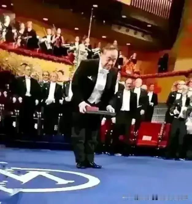 管谟业（笔名莫言），男，诺贝尔文学奖获得者，中国当代作家，中共党员。现为北京师范