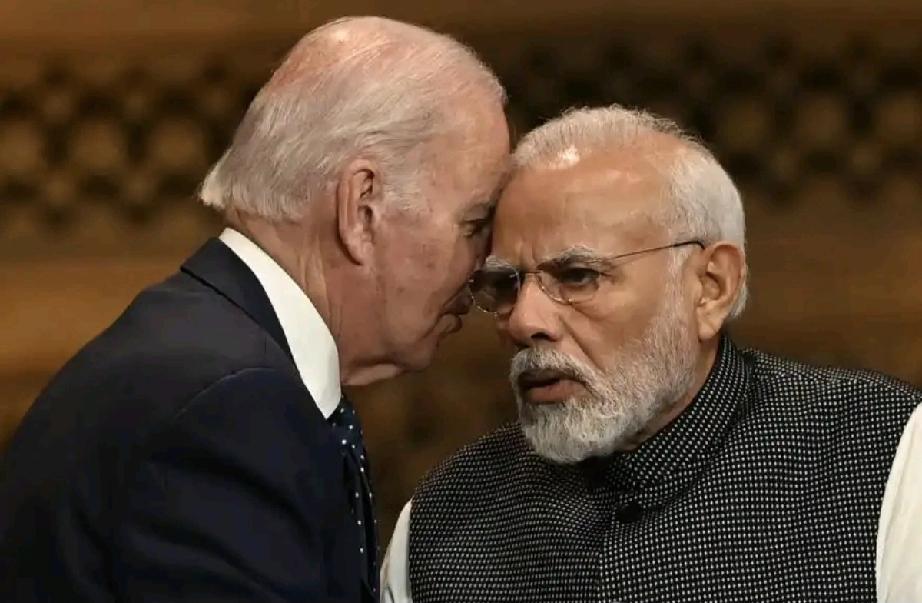 拜登和莫迪凑在一起，嘀嘀咕咕、眉来眼去的，好像要搞事情。