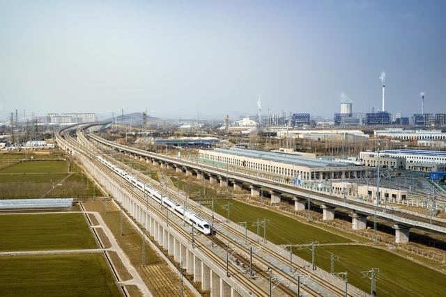 京沪高铁和京沪高铁二线差别还挺大。京沪高铁2008年开工，2011年通车，是“八