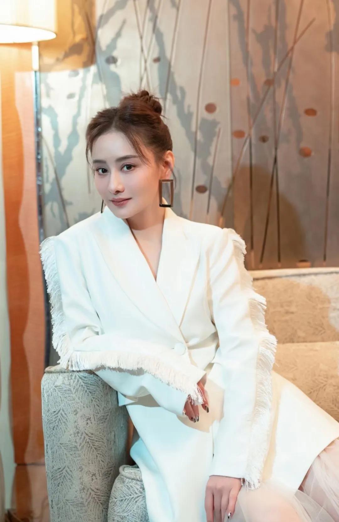 陈德容出席活动的照片，真不愧是琼瑶剧的御用女主角，49岁美丽如初。照片中，陈德容