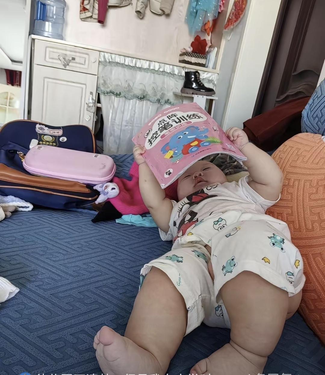 老师走了，园长说“正常流动”，可三年换了五拨人。
家长群里没人敢问，怕被说矫情。