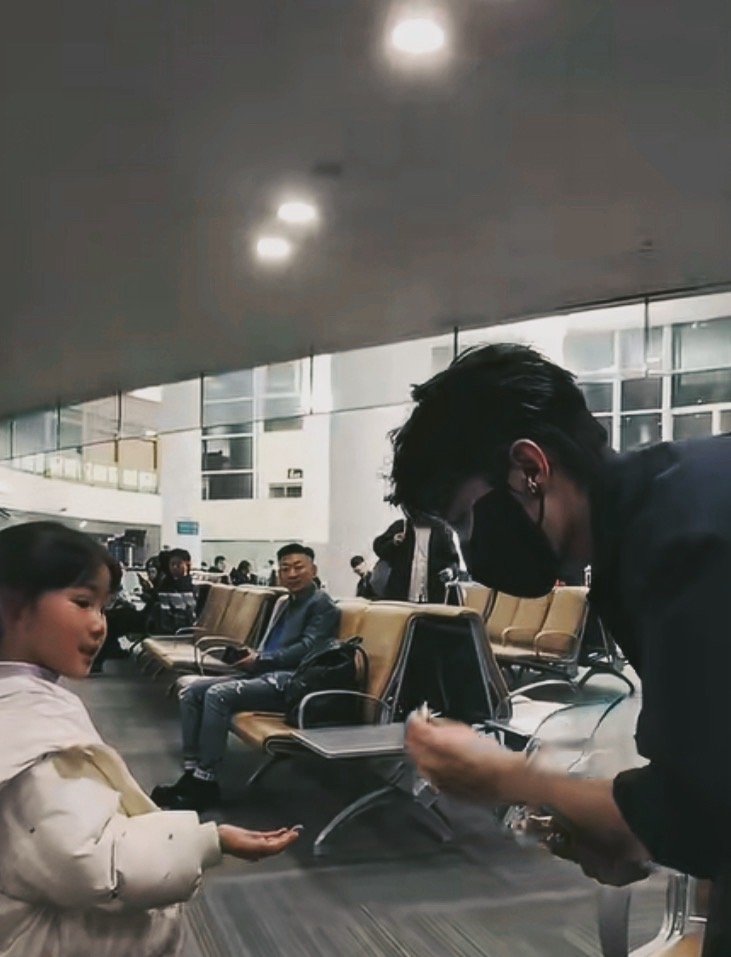 在机场偶遇代旭真的会被暖到🥹听见粉丝说没吃饭就把随身带的零食全掏出来分，给小朋