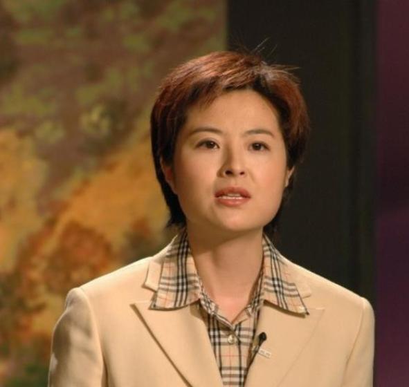2002年，张泉灵在阿富汗十几天没洗澡，浑身酸臭难受，她实在忍受不了，便对一位阿