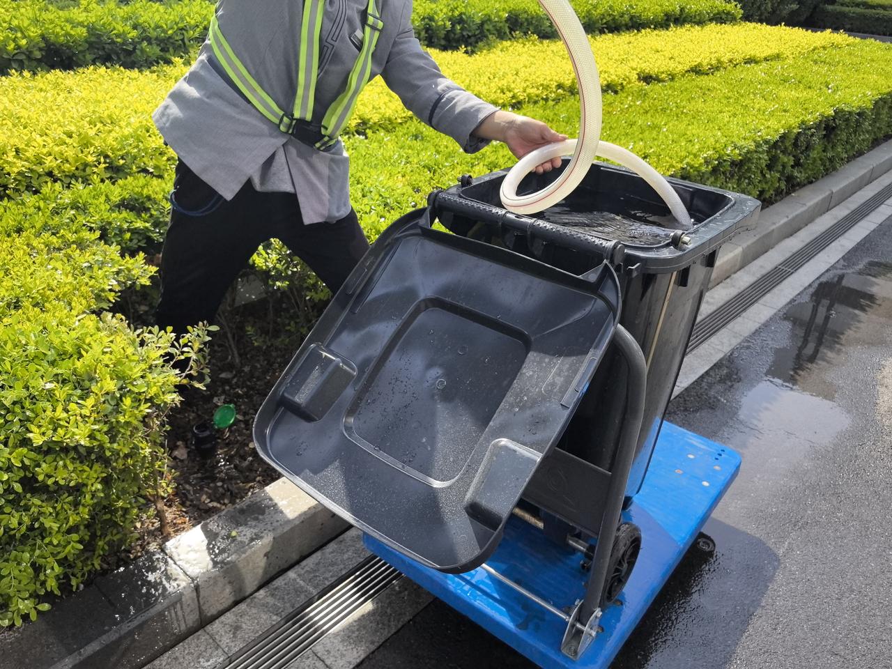 人民群众首创精神，垃圾桶多用途，运水，还可以养鱼。挺好[玫瑰][玫瑰][玫瑰][