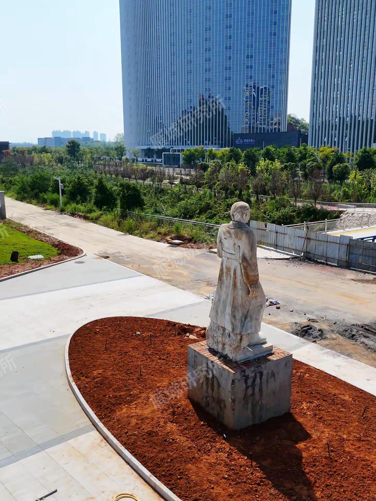 大家知道这是谁的雕塑吗？

这就是9月7日的衡阳市中心医院奇峰新院，这个地方我起
