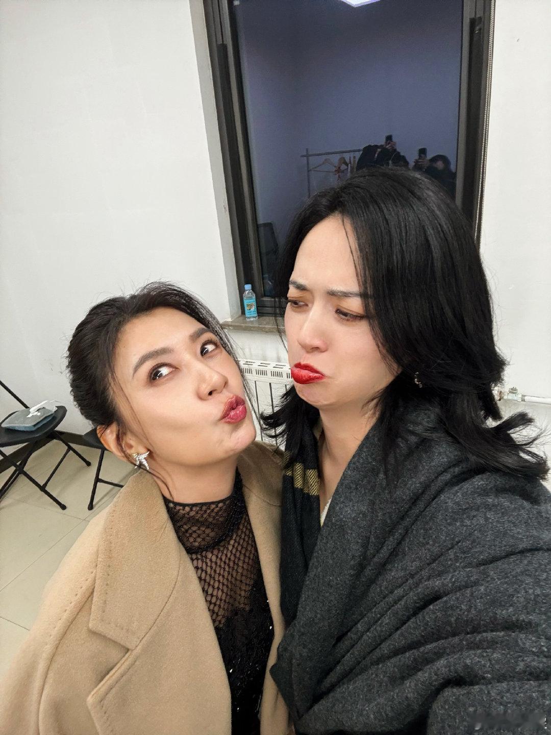 贾静雯晒与姚晨合照贾静雯姚晨后台合照 贾静雯发的和姚晨的后台合照好戳人，俩人靠得