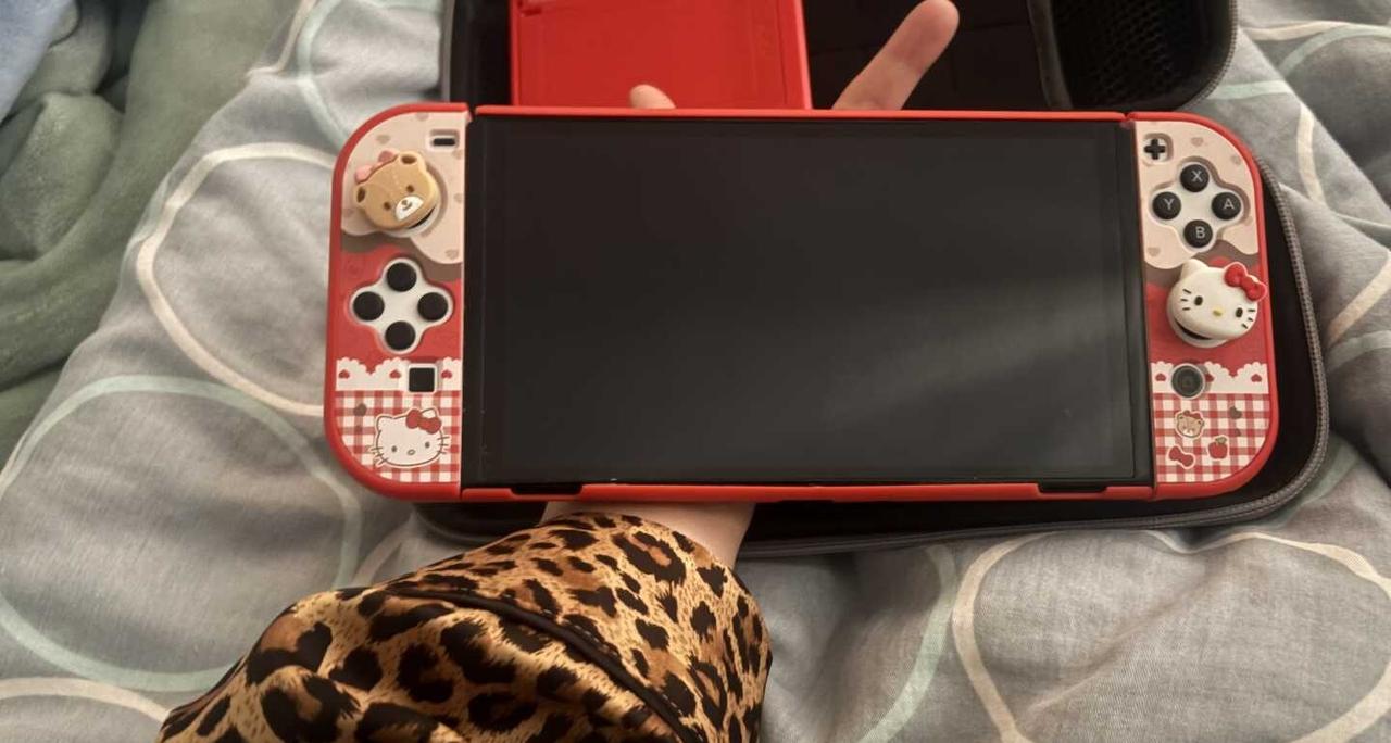 出switch oled 日版
成色几乎全新，外观很新，没啥明显使用痕迹，主机+