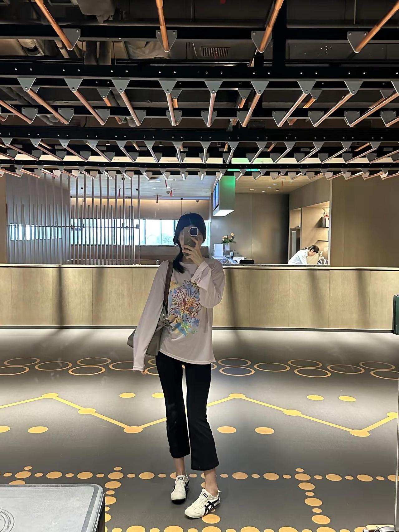 我只爱买衣服 喝咖啡 我不会打牌 也不喜欢玩游戏 偶尔还喝点小酒 买衣服能让我快