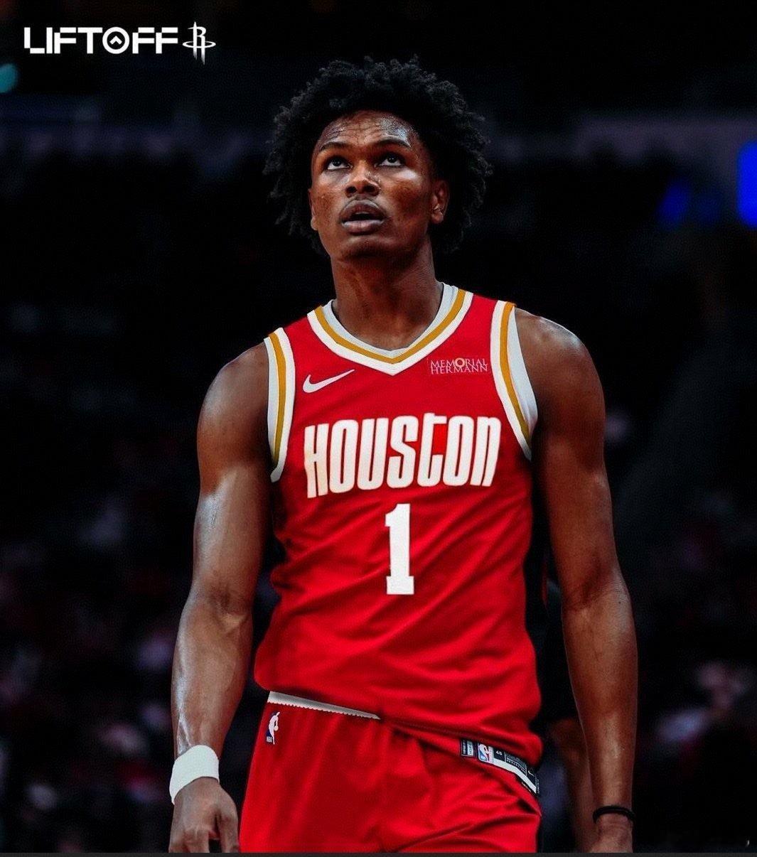 据消息透露，火箭队下赛季将启用全新队服。休斯顿火箭队将复刻奥拉朱旺时代的