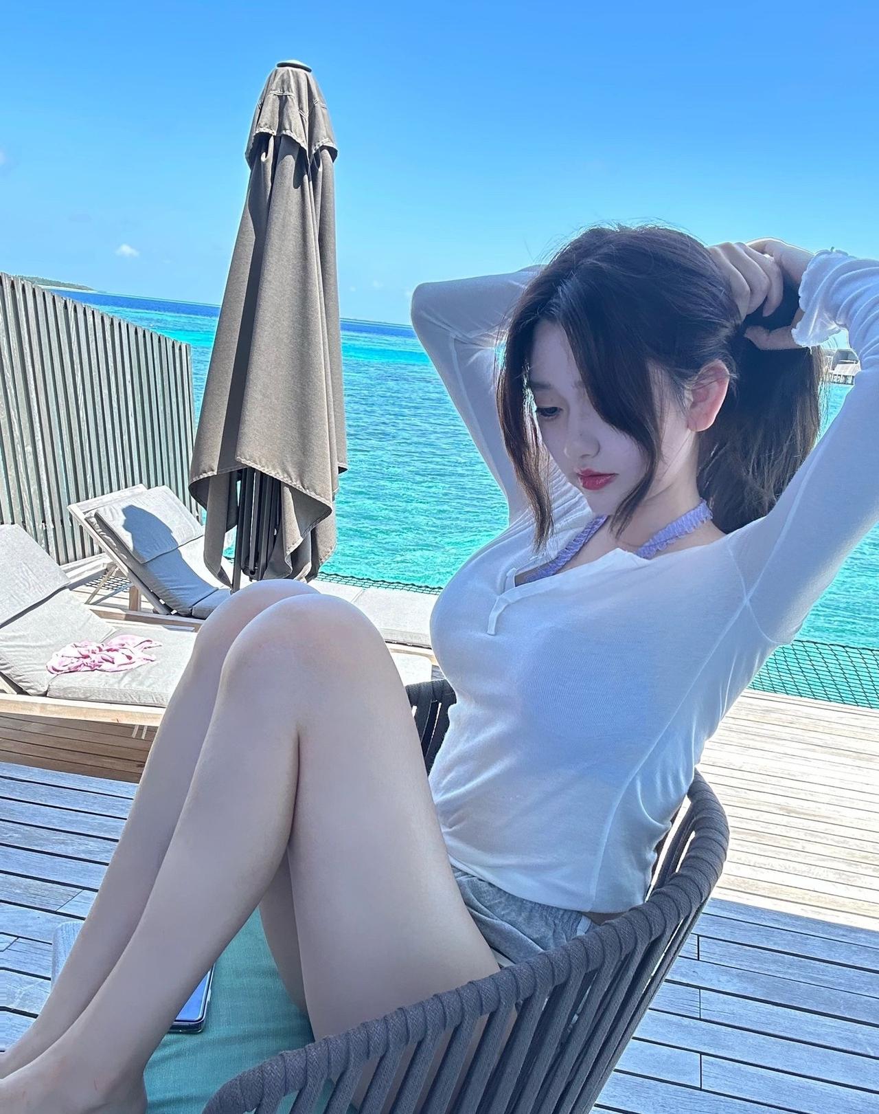 阳光明媚的海边，少女悠然自得地享受着悠闲时光。美女究竟能有多美 女生如何穿搭看起
