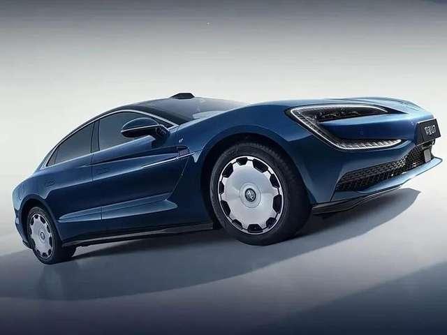 今天在广州车展看到，仰望U7带着全新"星河蓝"配色和旭光橙内饰亮相，起步价62.