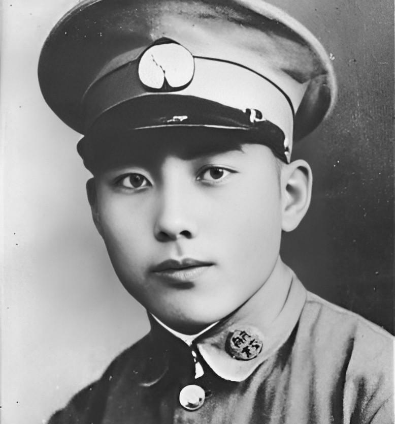 他是中国第一代飞行员，飞机被击中后无奈跳伞。面对包围他的日军，他将手枪中的5颗子