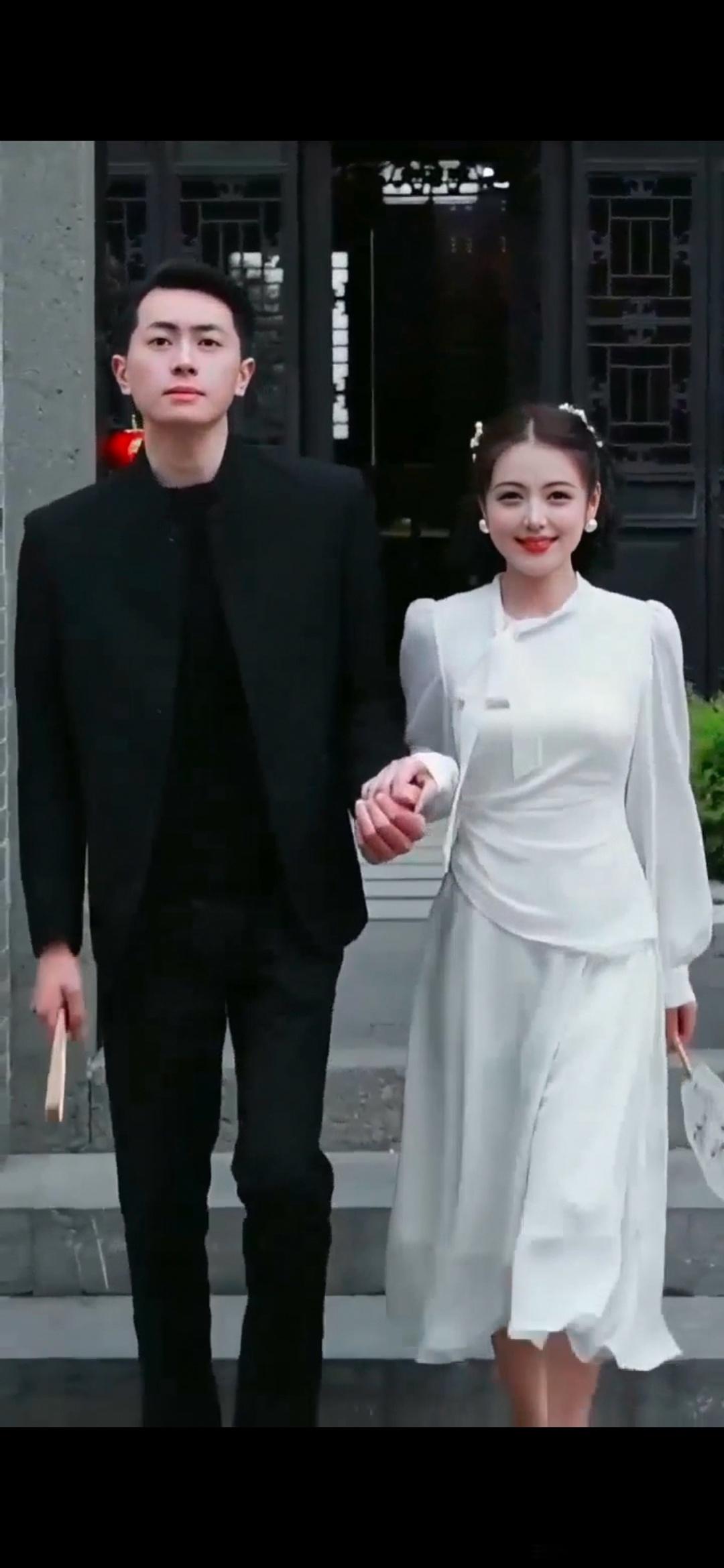 #情感#              《绝句》紫陌红尘远，千山白屋贫。乾坤容放眼，