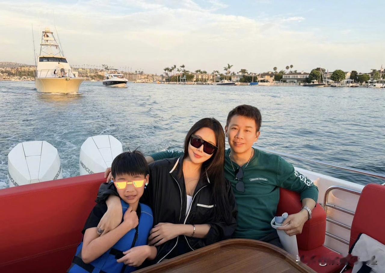 陶喆晒出的一家三口出海合照太有烟火气了，完全打破之前印象里他站在舞台上唱着R&B