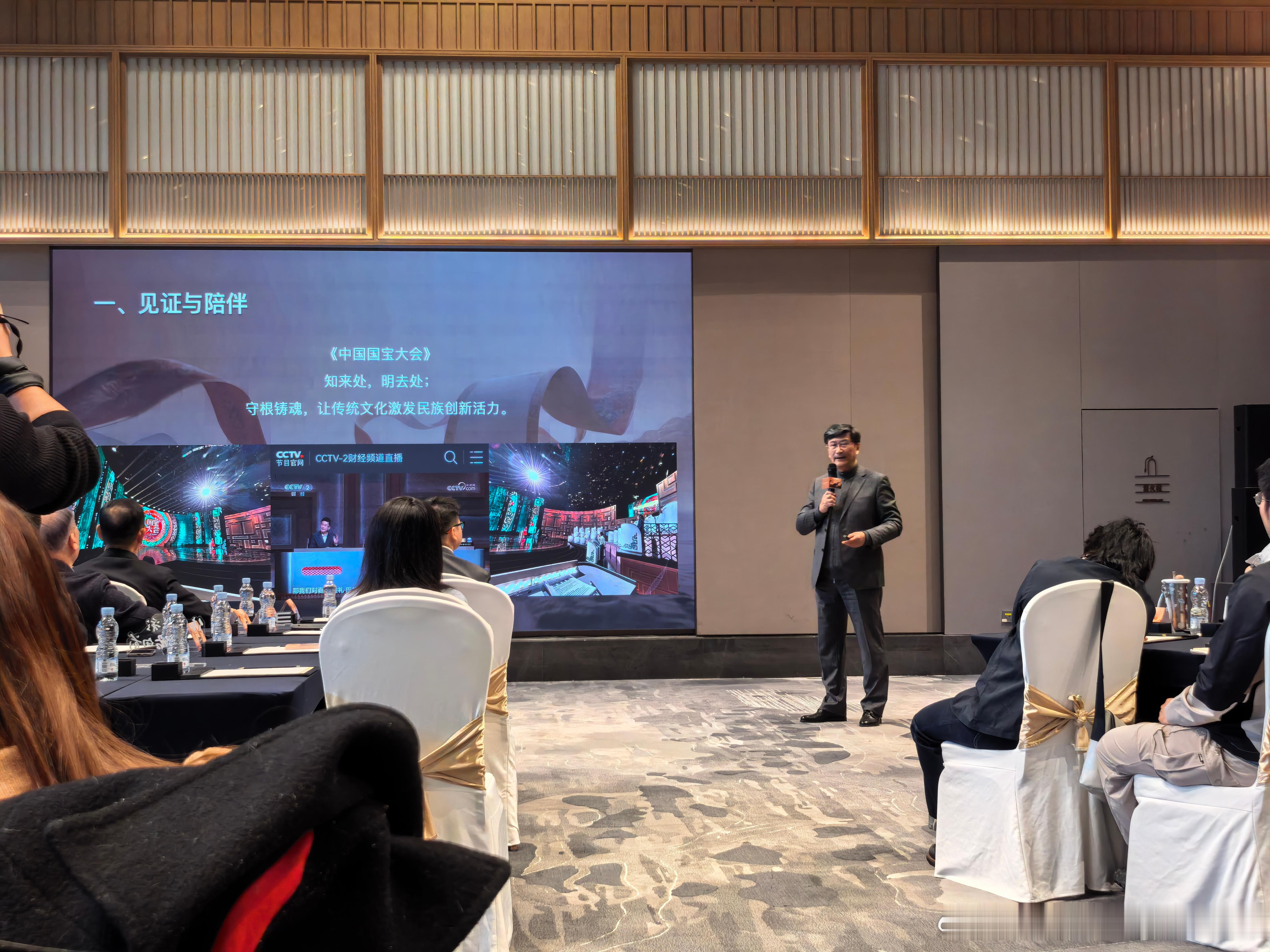 本来以为就是参加下夏的体验，结果怎么连上海博物馆前馆长杨志刚都找来了，感觉今天这