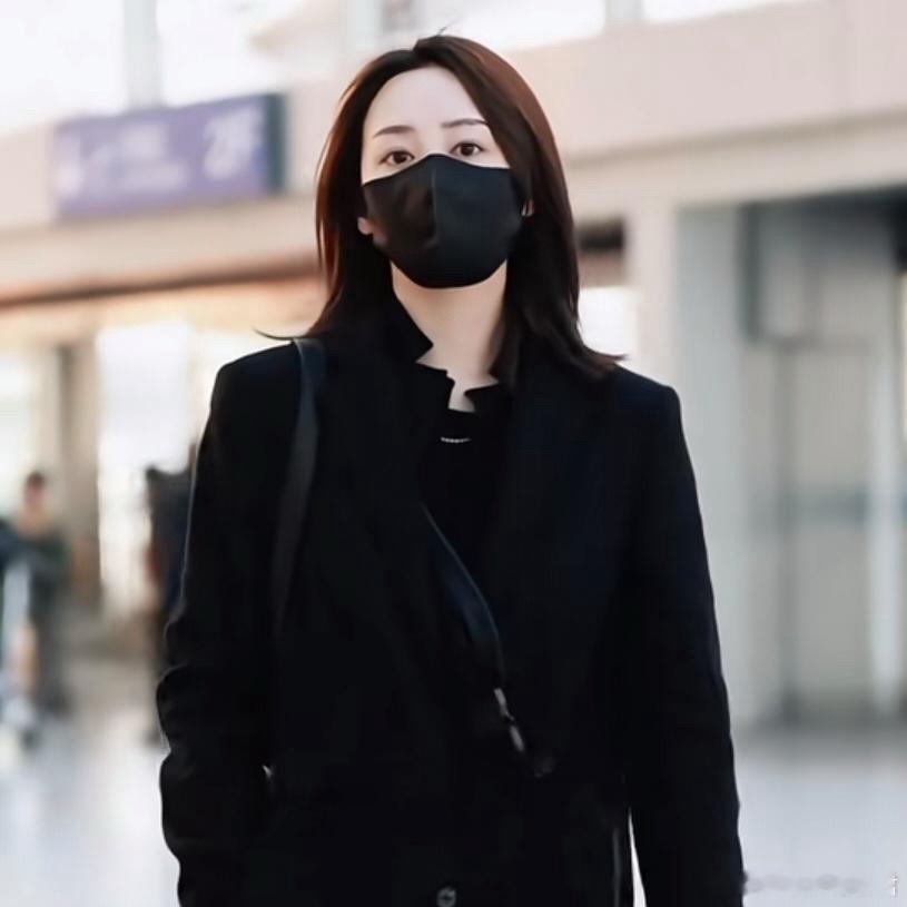 马頔领证结婚后，与新婚妻子李纯一起现身，两个人拉开距离走，没有刻意秀恩爱，保持低