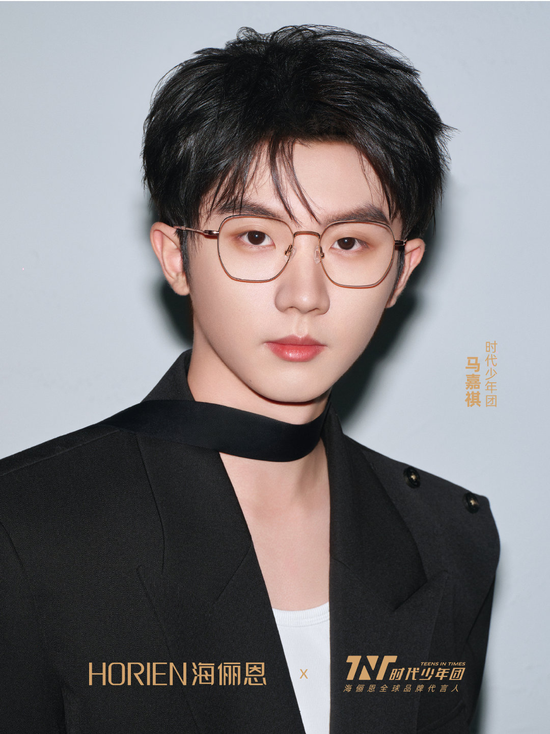马嘉祺无框眼镜黑西装造型 马嘉祺有斯文败类那味儿了马嘉祺无框眼睛黑西装造型好帅呀