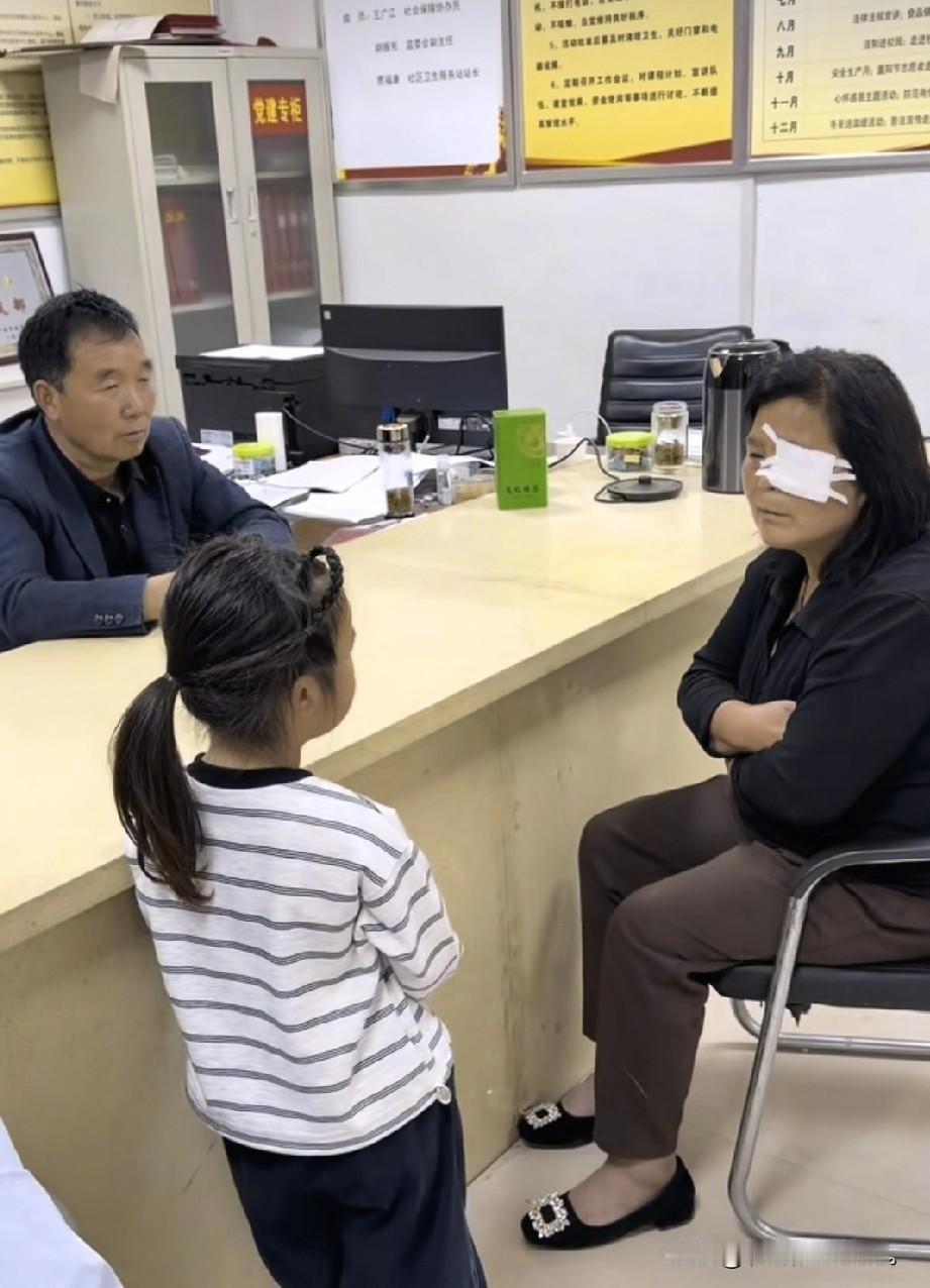 小乡村的故事！
   这不 老壳子捂着眼来到了大队部，找领导评理。因为 老壳子见