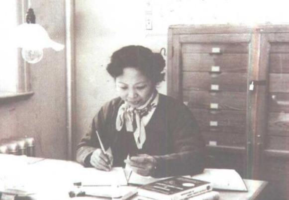 1957年，美国海关私吞了中国女人行李箱里面的6800美元现金后开心不已，殊不知
