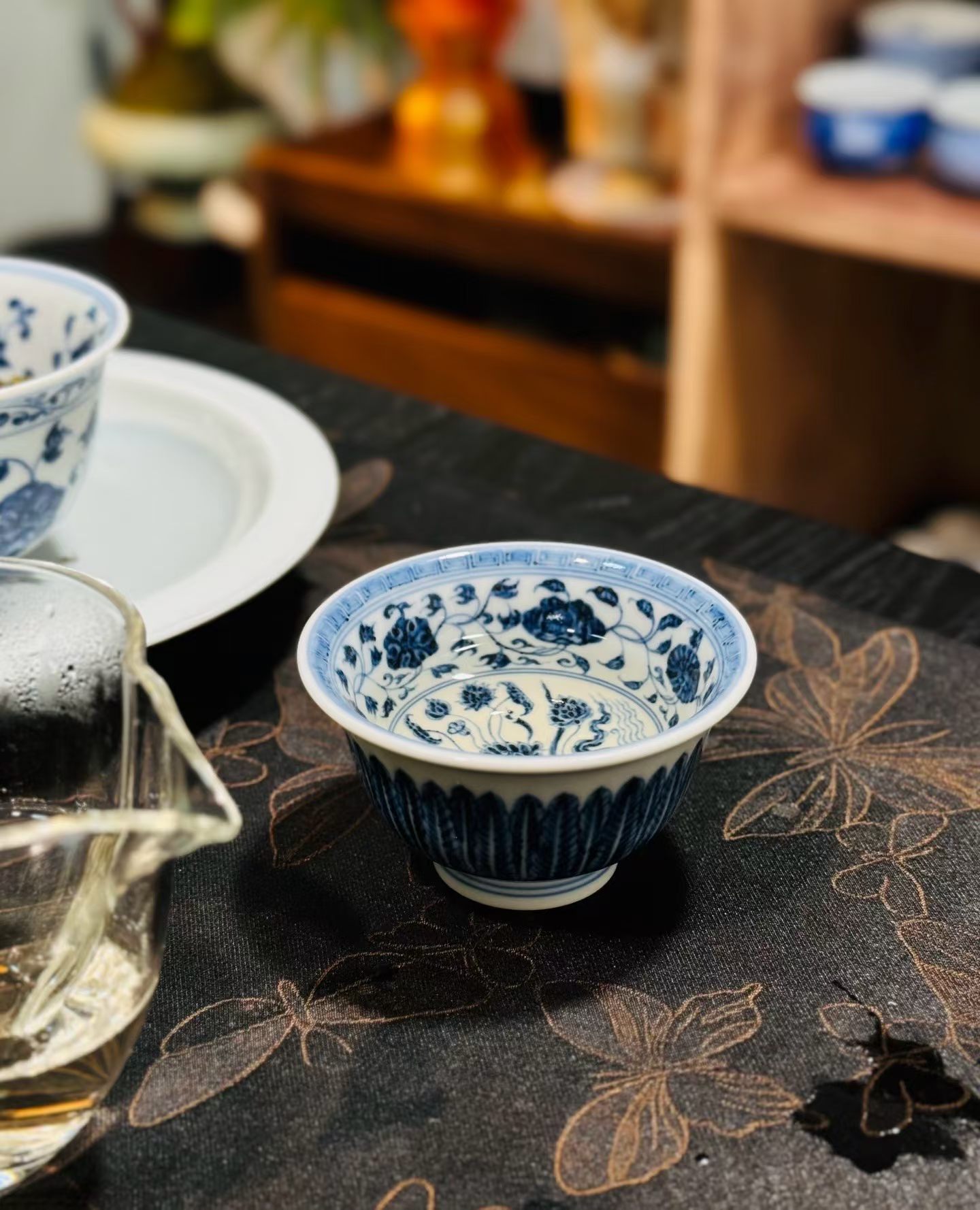 茶道  中国人的浪漫，多半藏在一杯茶里。茶，是时光凝成的诗行，是岁月沉淀的画卷，