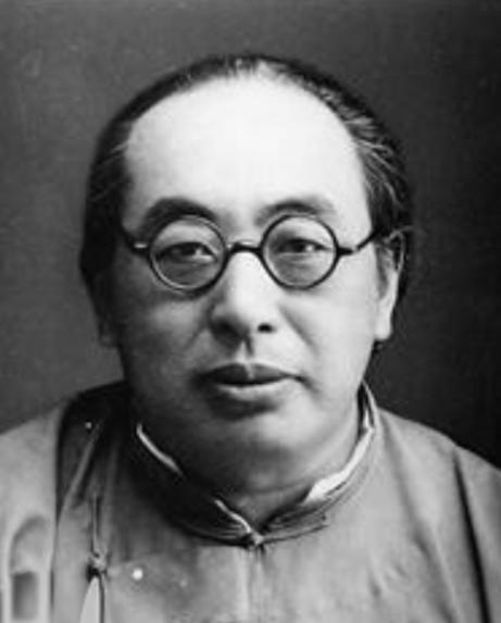 1940年，延安中央大礼堂内庄严肃穆，毛泽东、周恩来送来的花圈摆放在会场中央。被