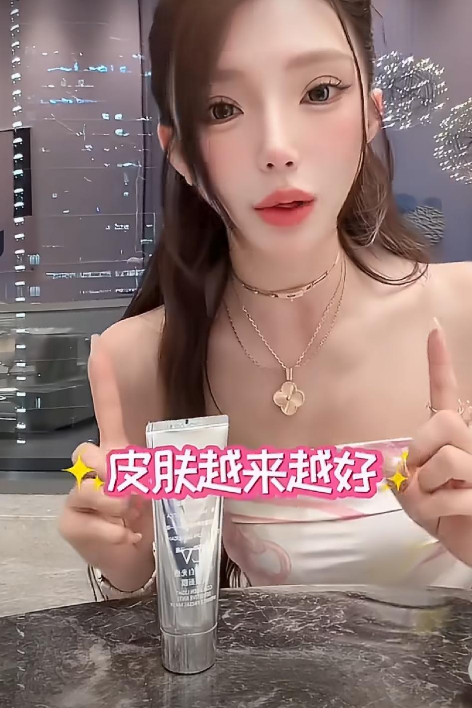 二驴的爱人可以露脸直播了吗？
这脸满满的科技，整的都快认不出来了，
大家觉得平荣