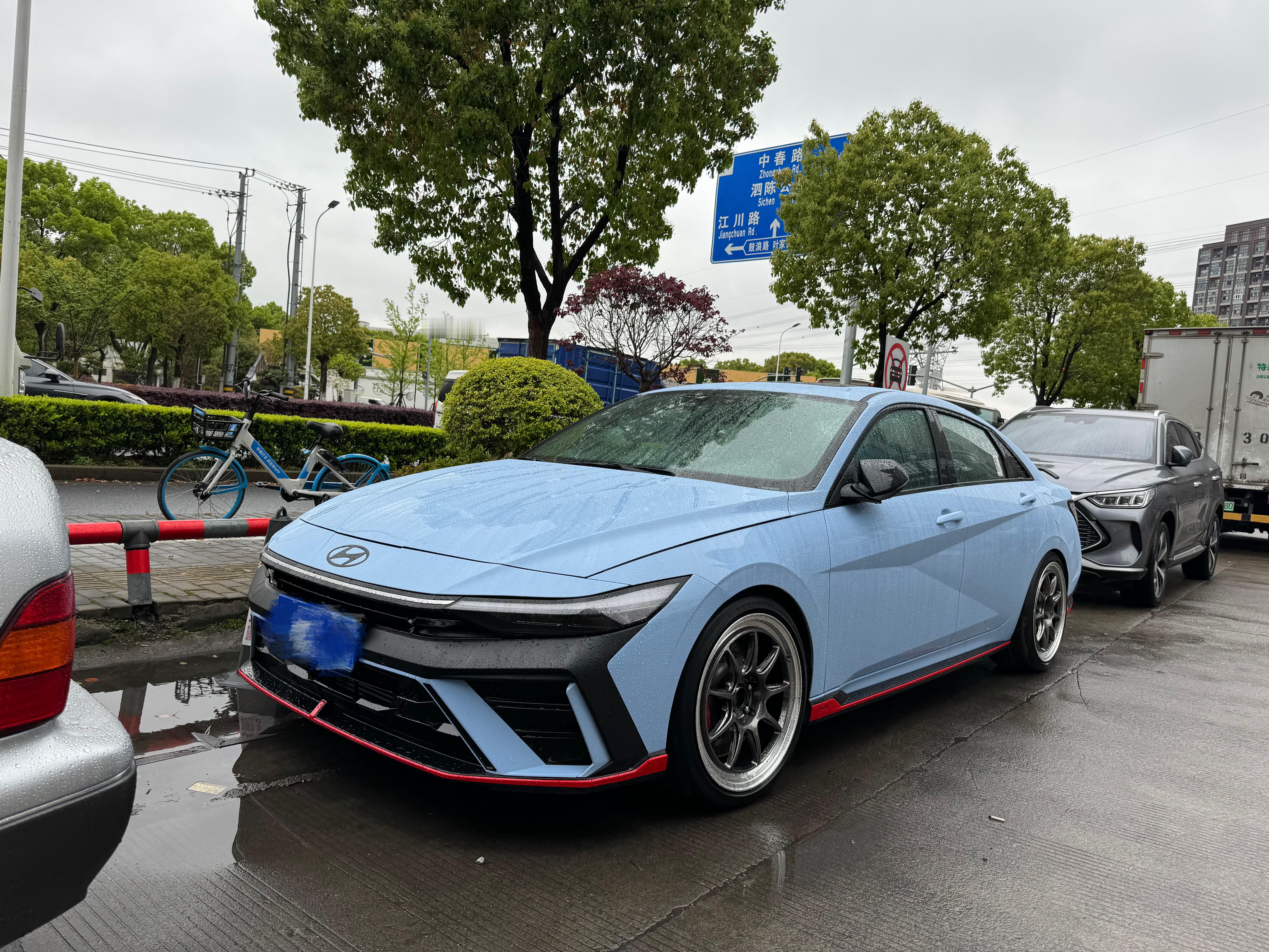 昨天修完小米SU7，我开伊兰特N去洗车。坐洗车店沙发上玩手机，结果洗车店老板盯着