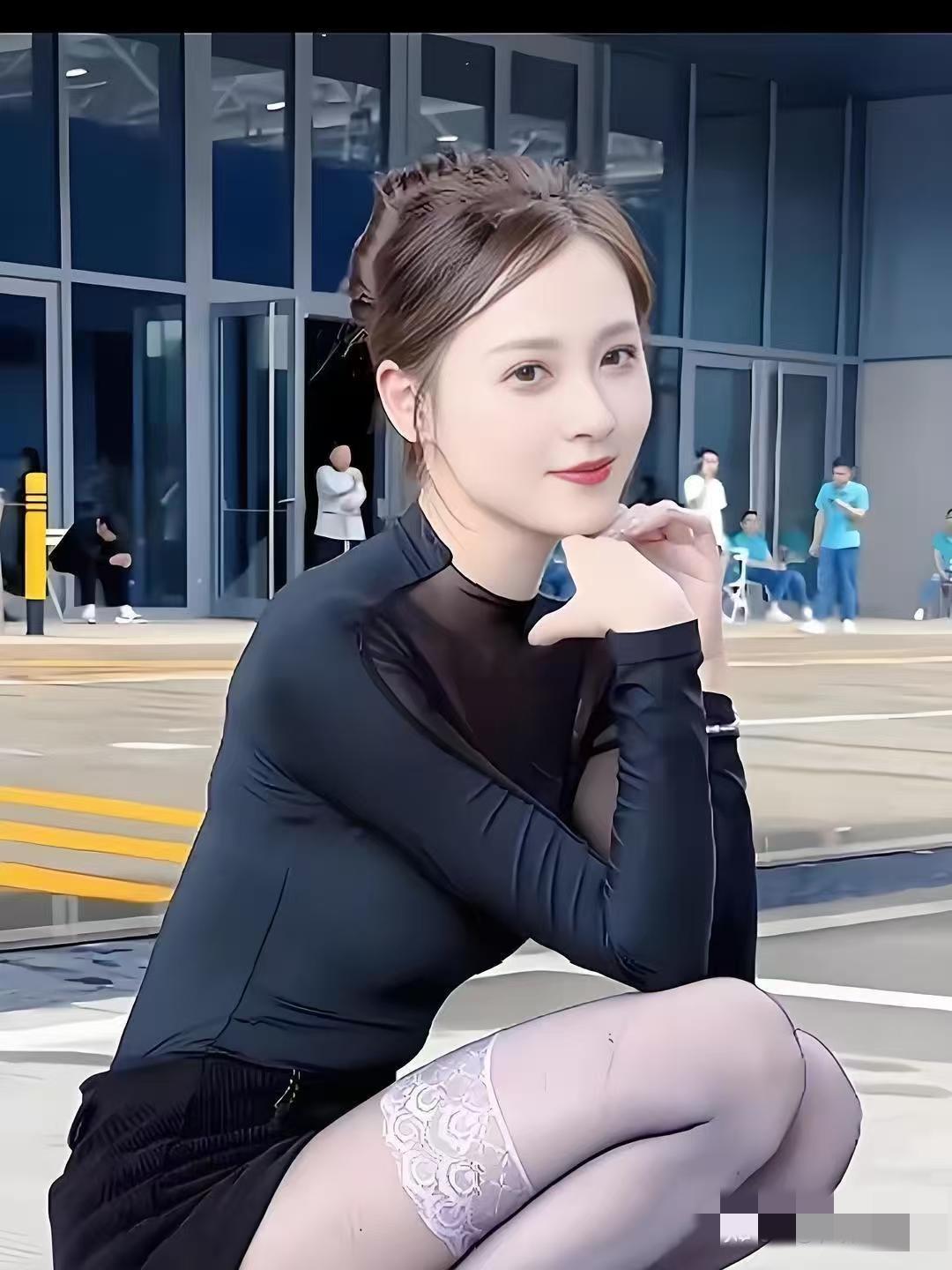 这位是车模，
很耐看，尤其那小嘴，和身高比起来，确实漂亮……