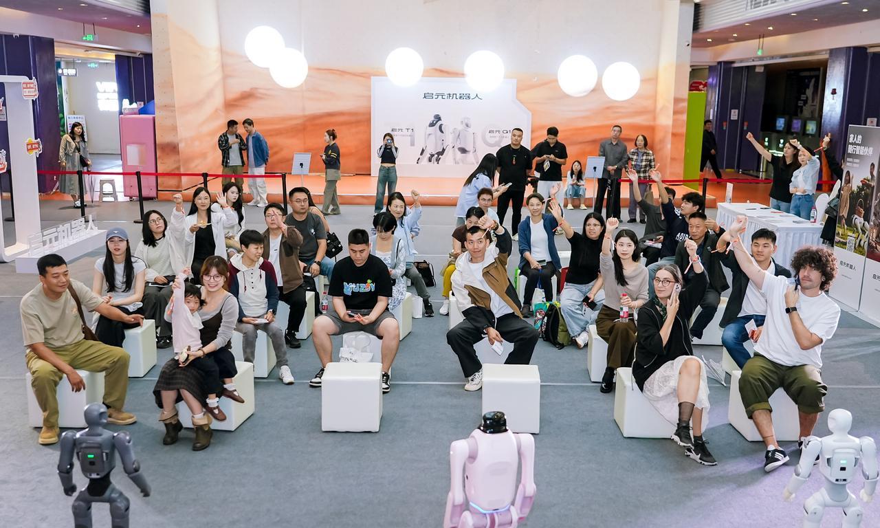 【启元机器人新品正式发布  西安现场体验锁单火热】9月20日，上纬新材旗下消费级
