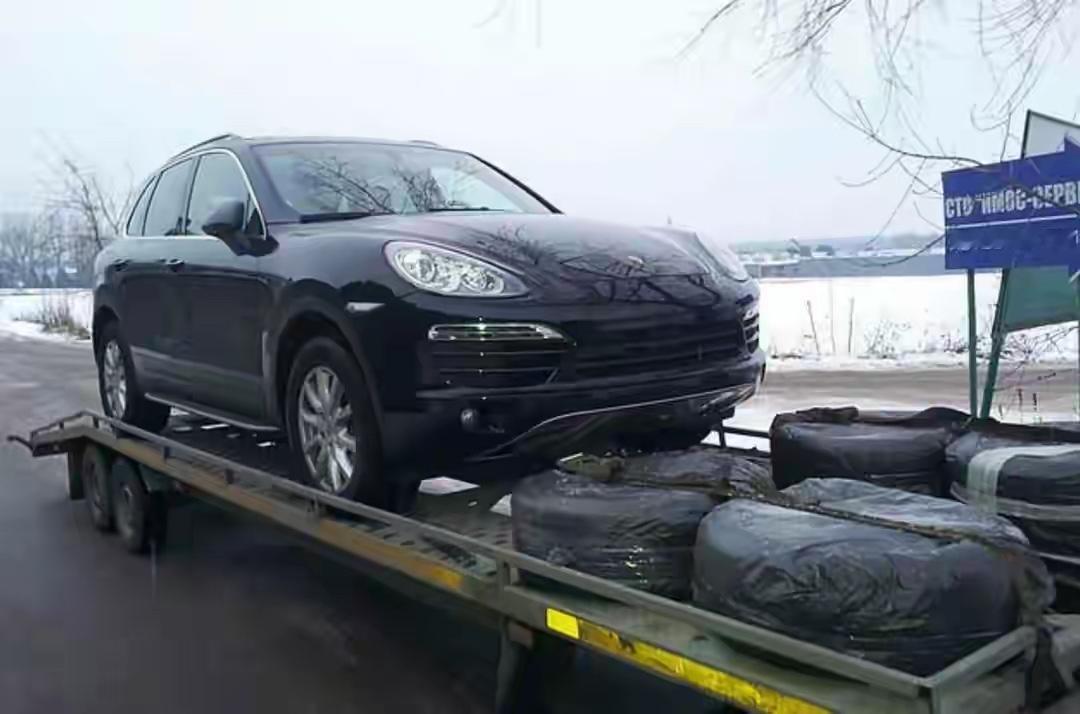 据媒体报道，数百名俄罗斯保时捷车主发现他们的车辆在全国范围内无法启动，人们担忧这