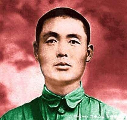 部队撤退中，此时一孕妇因劳顿提前生产，还是难产，董振堂下令一个团停止撤退，打出生